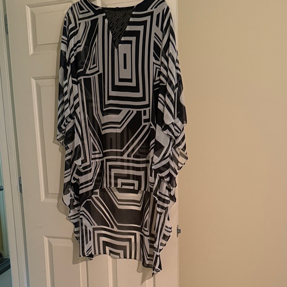 Elegant black tunic top.